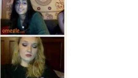 3 girls play along on omegle