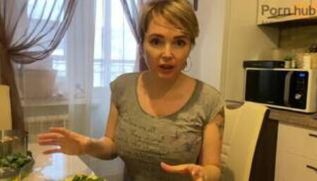 Хозяйкам на заметку. Мачеха готовит праздничный салат