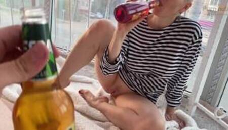 Публичный секс на балконе на виду у прохожих. Поздравила своего парня с днём ВМФ.