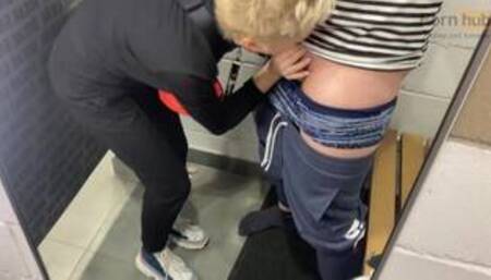 Шоппинг в торговом центре неожиданно закончился минетом в примерочной.