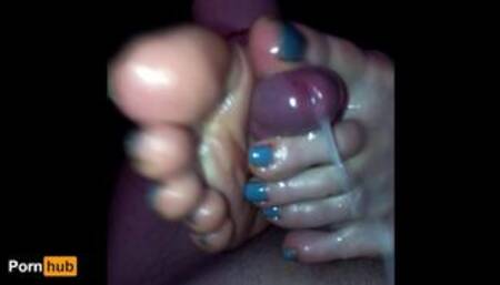 OMG! Il miglior footjob della mia vita! Sborro tra le suole morbide della mia ragazza