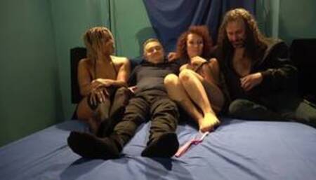 Amiche fanno giochi kinky al ritorno dalla festa facesitting adorazione piedi lesbo foot fuck