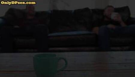 Double penetrated amateur gets creampied