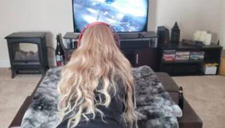 Gamer Girl Wetting Her Leggings