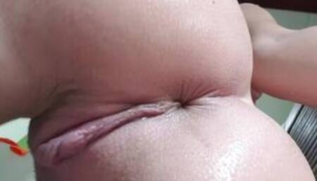 NAUGHTY NAKED BLONDE FARTING/ CLOSE UP