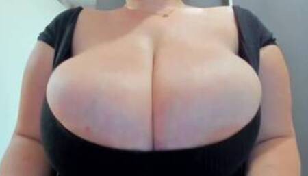 Clara is shaking her huge boobs