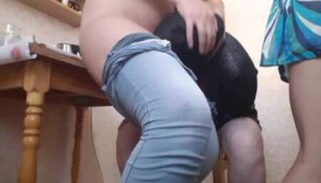 Трахнулась с подругой на кухне, пока домработница готовила для нас ужин - IkaSmokS