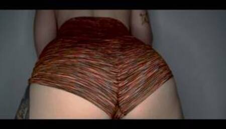 CHICA MOVIENDO EL CULO