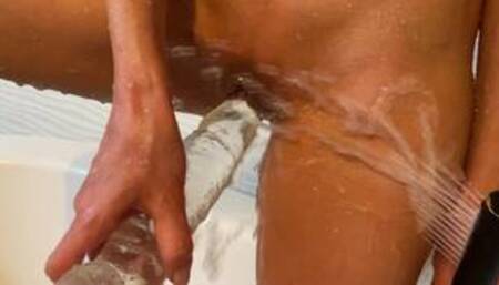 هروقت میرم حموم حشری میشم و باید خودمو ارضا کنم - جاتون خالی