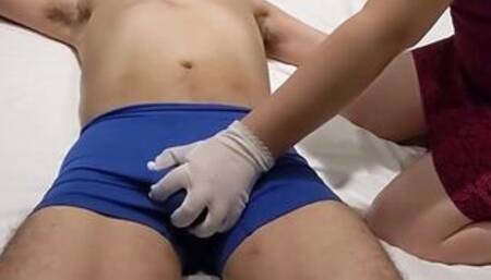 ゴキブリを潰すようにペニスを潰す痴女