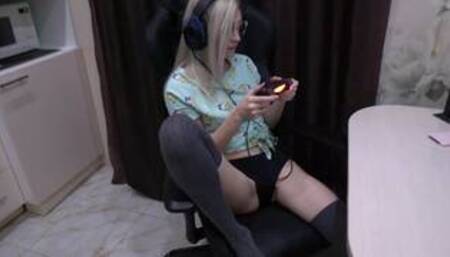 Она всего лишь хотела поиграть в ps4 но он не оставил ей шансов.