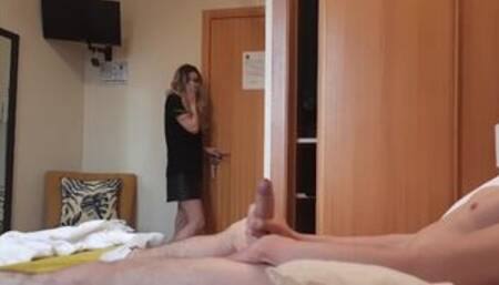 DICK FLASH. I pull out my dick in front of a hotel maid and she agreed to jerk me off.