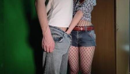 СВОДНАЯ СЕСТРА СЕКСУАЛЬНО ОДЕЛАСЬ ЧТОБЫ ДОИТЬ ЭТОТ ЧЛЕН V2