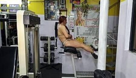 SENSUAL MILF EXERCISES HER ASS AND LOWER BACK ON THE ROMAN BENCH