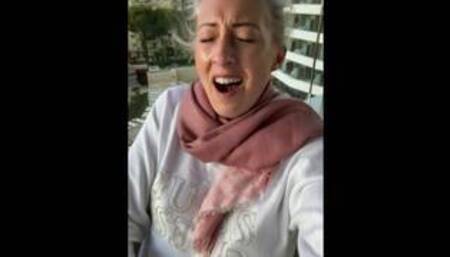 Auf Mallorca public auf dem Hotelbalkon zum Orgasmus gefingert!