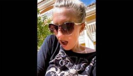 Öffentlich vorm Wohnhaus unterm Röckchen masturbiert und gekommen