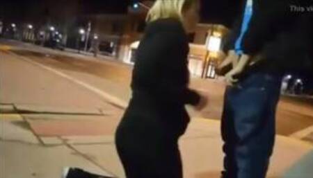 Loira chupando rola nas ruas