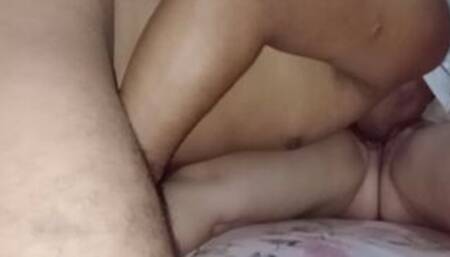 Esposa humilhando ao extremo marido corno chupando sua buceta até goza chamando ele de pau mole