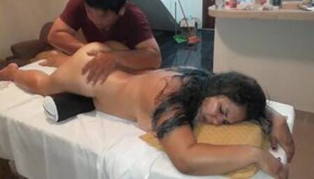 Massages to the pussy, my masseuse got excited - Mi masajista se paso de la raya, pero fue riquisimo