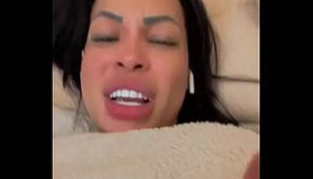 Mami Jordan desacata encuera enseña el culo y toto en live de Instagram