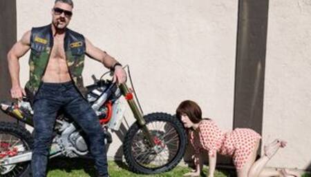 Kiara Edwards - Muffstache