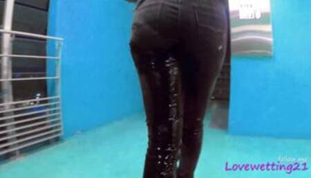 Too late ! She pees in her pants in the mall elevator...