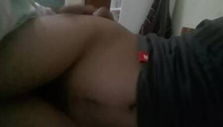 Chico latino curvilíneo de 18 años toca su gran trasero - escándalo legal de video viral REAL coleg