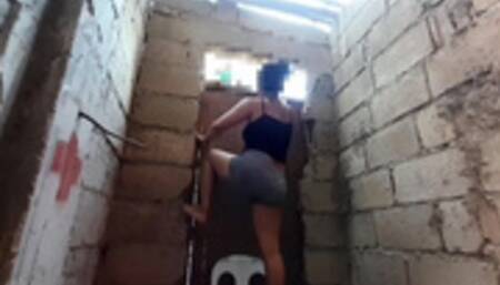 Misis ni kap kinantot ng kabet umakyat sa pader, muntik pa mahulog (risky pinay fuck)