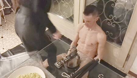 Video in HD mentre io mangio la cena è il fango sotto le suole lecca tutto! HD video while I eat dinner is the mud under the soles licks everything!