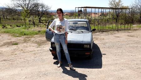 15 - Jessy driving in sandals