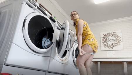 See my upskirt while I do Laundry (WMV)