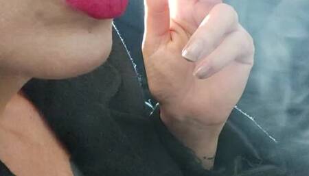 Chain smoking coufhing vídeo close nose exhales