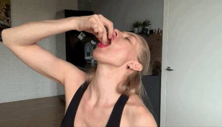 Big hungry giantess (mp4)