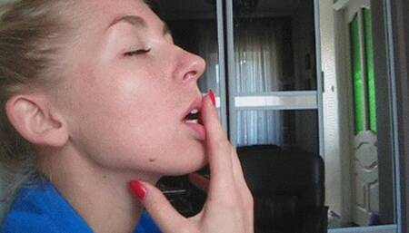 Sexy slip under the lip (wmv)