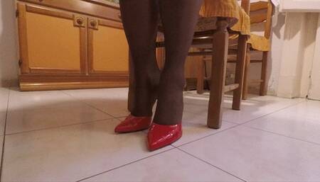*** custom video *** Waiting friends for a cup of tea in red patent high heel stilettos pointed toe sabots with dark nylons stockings (MP4) 1080 Full HD