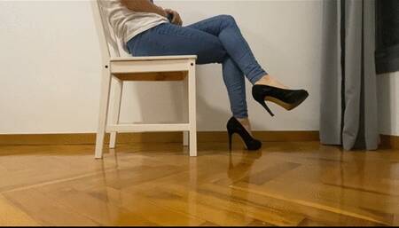 Toe Tapping crossed legs high heels and jeans wmv