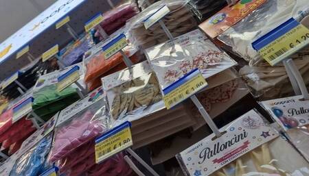 Buongiorno new balloons in a shopping center 4k