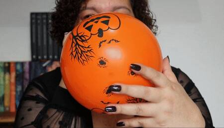 Dolce Amaran inflating Halloweens balloons, in close for you FOR MOBILE DEVICES - BALLOONS NON POP - BLOW FETISH - LOONERS - BALLOON - INFLATABLES NON POP - FART BALLONNS - SQUEAK BALLOON