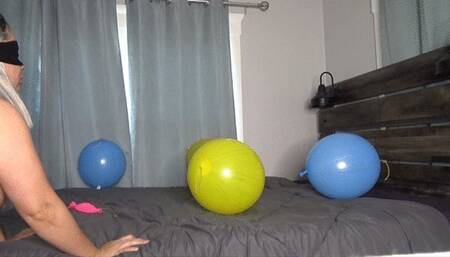 Pregnant and naked pops balloons in bed