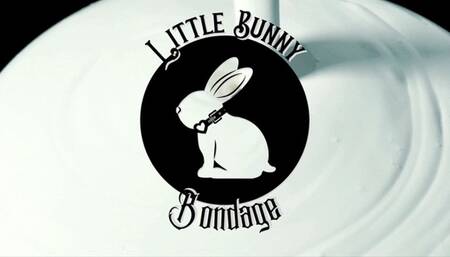 Leia Gives A Big Cocked Alien FootJob!