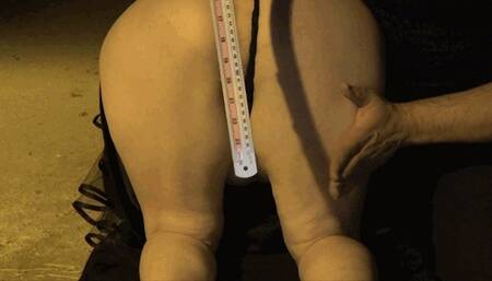 GOLPEO EL CULO DE LA VIEJA CON UNA VARA