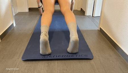 HIDDEN CAM IN A GYM FEET IN SWEATY SOCKS WORKOUT - MP4 HD