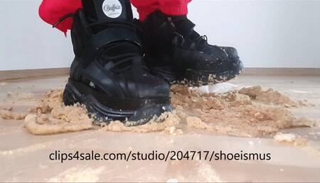 Slowmotion biscuit crushing with water in Buffaloshoes Part 4