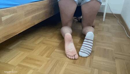 GIRL LOOKING FOR ONE LOST SOCK AND GOT STUCK - MOV HD