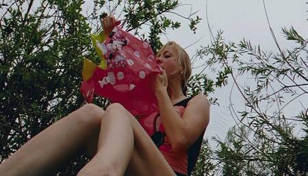 Alla inflates an inflatable vest and inflatable anime armbands with her mouth and puts them on!!!