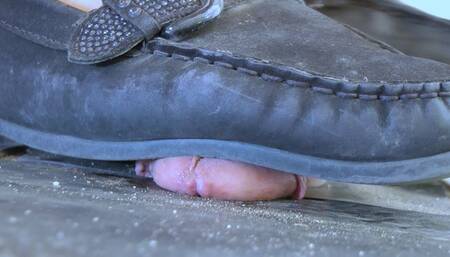 MB205 CBT-Dirty bare feet and black slipper