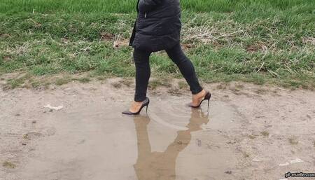 My shoes are too big_ I lose my Louboutin High Heels in the mud HD mp4 1920x1080