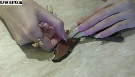 nails leave deep scratches on bark