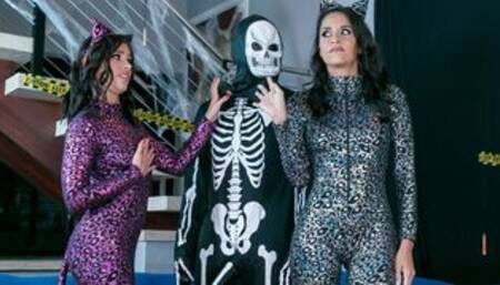 Abby Lee Brazil fucking in the couch with her medium tits