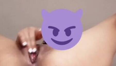 Compañera joven de la escuela me manda un video masturbandose por WhatsApp